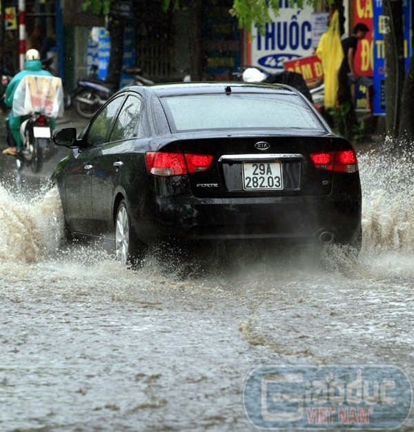 Cơn mưa lớn lúc sáng sớm đã khiến một số tuyến phố Hà Nội không thoát nước kịp